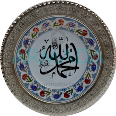Allah-Muhammed Yazılı Lale-Karanfil Desenli Altın Yaldızlı Porselen Tabak Gümüş Çerçeveli Promosyon ve Hediyelik Desenli El Yapımı El Boyaması El İşi Samur Kabartma Çini Tabak Modelleri Tasarımları Örnekleri